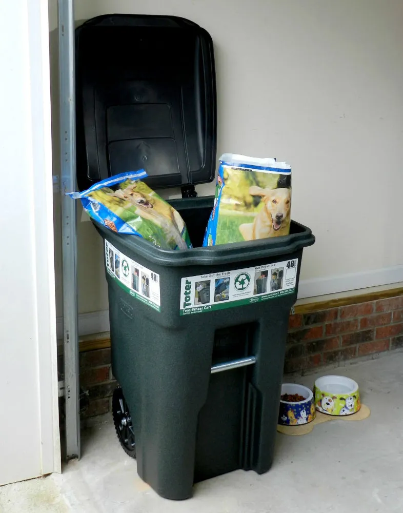 Toter® 25532-07GRS 2-Wheeled Trash Can w/ Attached Lid, Greenstone, 32-Gallon